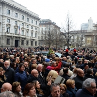 Foto Nicoloro G. 11/11/2016 Milano Nella sala Alessi di palazzo Marino si e' svolto in forma laica il funerale dell' oncologo Umberto Veronesi. nella foto il feretro lascia palazzo Marino tra una folla straripante.