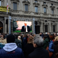 Foto Nicoloro G. 11/11/2016 Milano Nella sala Alessi di palazzo Marino si e' svolto in forma laica il funerale dell' oncologo Umberto Veronesi. nella foto un maxischermo davanti a palazzo Marino per permettere di seguire la cerimonia funebre ai tanti cittadini che non hanno potuto entrare nella sala Alessi stracolma di persone.