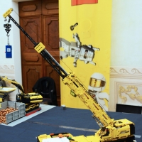 Foto Nicoloro G. 16/11/2018 Ravenna Inaugurato il \' Ravenna Brick Festival \', mostra di collezioni ed opere originali realizzate con i mattoncini LEGO. Nella citta\' famosa per i suoi mosaici si e\' voluto accostare i moderni mattoncini della LEGO alle antiche tessere dei mosaici nel comune concetto di assemblaggio che le due creazioni utilizzano. L\' intera esposizione si articola in diversi temi come Star Wars, Pianeta Artico, Architetture, La storia di Batman. nella foto la riproduzione di una gru.