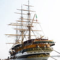 Foto Nicoloro G. 15/10/2018 Ravenna E' ormeggiata nel porto di Ravenna la Nave Scuola ' A. Vespucci ' che ha da poco concluso la Campagna d' istruzione 2018 che l' ha portata, per la prima volta in 87 anni di vita, all' attraversamento del Circolo Polare Artico. nella foto la nave scuola A. Vespucci varata il 22 Febbraio 1931 a Castellammare di Stabia. Ha una stazza di 4000 tonnellate, lunga 101 metri, larga 15,5 metri, con un albero maestro di 54 metri, 24 vele e 36 chilometri complessivi di cime.