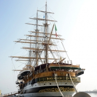 Foto Nicoloro G. 15/10/2018 Ravenna E' ormeggiata nel porto di Ravenna la Nave Scuola ' A. Vespucci ' che ha da poco concluso la Campagna d' istruzione 2018 che l' ha portata, per la prima volta in 87 anni di vita, all' attraversamento del Circolo Polare Artico. nella foto la nave scuola A. Vespucci varata il 22 Febbraio 1931 a Castellammare di Stabia. Ha una stazza di 4000 tonnellate, lunga 101 metri, larga 15,5 metri, con un albero maestro di 54 metri, 24 vele e 36 chilometri complessivi di cime.