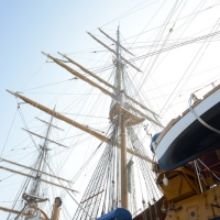 Foto Nicoloro G. 15/10/2018 Ravenna E' ormeggiata nel porto di Ravenna la Nave Scuola ' A. Vespucci ' che ha da poco concluso la Campagna d' istruzione 2018 che l' ha portata, per la prima volta in 87 anni di vita, all' attraversamento del Circolo Polare Artico. nella foto l' albero maestro alto 54 metri.