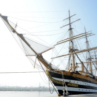 Foto Nicoloro G. 15/10/2018 Ravenna E' ormeggiata nel porto di Ravenna la Nave Scuola ' A. Vespucci ' che ha da poco concluso la Campagna d' istruzione 2018 che l' ha portata, per la prima volta in 87 anni di vita, all' attraversamento del Circolo Polare Artico. nella foto la nave scuola A. Vespucci varata il 22 Febbraio 1931 a Castellammare di Stabia. Ha una stazza di 4000 tonnellate, lunga 101 metri, larga 15,5 metri, con un albero maestro di 54 metri, 24 vele e 36 chilometri complessivi di cime.