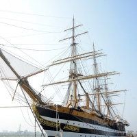 Foto Nicoloro G. 15/10/2018 Ravenna E' ormeggiata nel porto di Ravenna la Nave Scuola ' A. Vespucci ' che ha da poco concluso la Campagna d' istruzione 2018 che l' ha portata, per la prima volta in 87 anni di vita, all' attraversamento del Circolo Polare Artico. nella foto la nave scuola A. Vespucci varata il 22 Febbraio 1931 a Castellammare di Stabia. Ha una stazza di 4000 tonnellate, lunga 101 metri, larga 15,5 metri, con un albero maestro di 54 metri, 24 vele e 36 chilometri complessivi di cime.