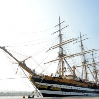 Foto Nicoloro G. 15/10/2018 Ravenna E' ormeggiata nel porto di Ravenna la Nave Scuola ' A. Vespucci ' che ha da poco concluso la Campagna d' istruzione 2018 che l' ha portata, per la prima volta in 87 anni di vita, all' attraversamento del Circolo Polare Artico. nella foto la nave scuola A. Vespucci varata il 22 Febbraio 1931 a Castellammare di Stabia. Ha una stazza di 4000 tonnellate, lunga 101 metri, larga 15,5 metri, con un albero maestro di 54 metri, 24 vele e 36 chilometri complessivi di cime.