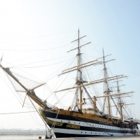 Foto Nicoloro G. 15/10/2018 Ravenna E' ormeggiata nel porto di Ravenna la Nave Scuola ' A. Vespucci ' che ha da poco concluso la Campagna d' istruzione 2018 che l' ha portata, per la prima volta in 87 anni di vita, all' attraversamento del Circolo Polare Artico. nella foto la nave scuola A. Vespucci varata il 22 Febbraio 1931 a Castellammare di Stabia. Ha una stazza di 4000 tonnellate, lunga 101 metri, larga 15,5 metri, con un albero maestro di 54 metri, 24 vele e 36 chilometri complessivi di cime.