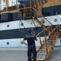 Foto Nicoloro G. 15/10/2018 Ravenna E' ormeggiata nel porto di Ravenna la Nave Scuola ' A. Vespucci ' che ha da poco concluso la Campagna d' istruzione 2018 che l' ha portata, per la prima volta in 87 anni di vita, all' attraversamento del Circolo Polare Artico. nella foto la rampa d' accesso alla nave.