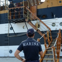 Foto Nicoloro G. 15/10/2018 Ravenna E' ormeggiata nel porto di Ravenna la Nave Scuola ' A. Vespucci ' che ha da poco concluso la Campagna d' istruzione 2018 che l' ha portata, per la prima volta in 87 anni di vita, all' attraversamento del Circolo Polare Artico. nella foto la rampa d' accesso alla nave.