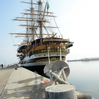 Foto Nicoloro G. 15/10/2018 Ravenna E' ormeggiata nel porto di Ravenna la Nave Scuola ' A. Vespucci ' che ha da poco concluso la Campagna d' istruzione 2018 che l' ha portata, per la prima volta in 87 anni di vita, all' attraversamento del Circolo Polare Artico. nella foto la nave scuola A. Vespucci varata il 22 Febbraio 1931 a Castellammare di Stabia. Ha una stazza di 4000 tonnellate, lunga 101 metri, larga 15,5 metri, con un albero maestro di 54 metri, 24 vele e 36 chilometri complessivi di cime.