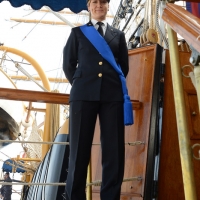 Foto Nicoloro G. 15/10/2018 Ravenna E' ormeggiata nel porto di Ravenna la Nave Scuola ' A. Vespucci ' che ha da poco concluso la Campagna d' istruzione 2018 che l' ha portata, per la prima volta in 87 anni di vita, all' attraversamento del Circolo Polare Artico. nella foto ad accoglierci sulla nave il tenente di vascello Graziella Salvato.