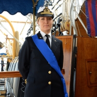 Foto Nicoloro G. 15/10/2018 Ravenna E' ormeggiata nel porto di Ravenna la Nave Scuola ' A. Vespucci ' che ha da poco concluso la Campagna d' istruzione 2018 che l' ha portata, per la prima volta in 87 anni di vita, all' attraversamento del Circolo Polare Artico. nella foto ad accoglierci sulla nave il tenente di vascello Graziella Salvato.