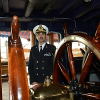 Foto Nicoloro G. 15/10/2018 Ravenna E\' ormeggiata nel porto di Ravenna la Nave Scuola \' A. Vespucci \' che ha da poco concluso la Campagna d\' istruzione 2018 che l\' ha portata, per la prima volta in 87 anni di vita, all\' attraversamento del Circolo Polare Artico. nella foto il comandante della nave Capitano di Vascello Stefano Costantino.