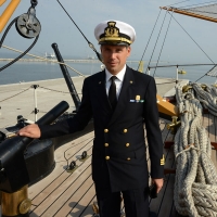 Foto Nicoloro G. 15/10/2018 Ravenna E' ormeggiata nel porto di Ravenna la Nave Scuola ' A. Vespucci ' che ha da poco concluso la Campagna d' istruzione 2018 che l' ha portata, per la prima volta in 87 anni di vita, all' attraversamento del Circolo Polare Artico. nella foto il Capo Servizio Marinaresco il tenente di vascello Gianluca Guarneri, responsabile delle vele e delle cime.