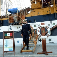 Foto Nicoloro G. 15/10/2018 Ravenna E' ormeggiata nel porto di Ravenna la Nave Scuola ' A. Vespucci ' che ha da poco concluso la Campagna d' istruzione 2018 che l' ha portata, per la prima volta in 87 anni di vita, all' attraversamento del Circolo Polare Artico. nella foto la rampa d' accesso alla nave.