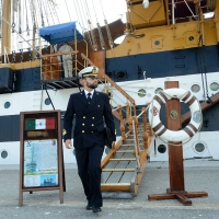 Foto Nicoloro G. 15/10/2018 Ravenna E' ormeggiata nel porto di Ravenna la Nave Scuola ' A. Vespucci ' che ha da poco concluso la Campagna d' istruzione 2018 che l' ha portata, per la prima volta in 87 anni di vita, all' attraversamento del Circolo Polare Artico. nella foto la rampa d' accesso alla nave.