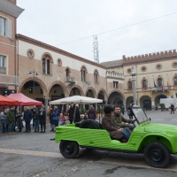 Foto Nicoloro G. 04/03/2017 Ravenna La Citroen Mehari di Giancarlo Siani, il giornalista assassinato dalla camorra, giunge a Ravenna, ultima tappa del suo \' Viaggio legale \' in Emilia Romagna. L\' auto e\' il simbolo di questa iniziativa che gode del patrocinio del Parlamento Europeo e attraverso diverse iniziative parla di legalita\' e di contrasto alle infiltrazioni mafiose. nella foto la Mehari al suo arrivo in piazza del Popolo.