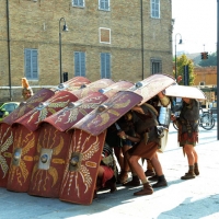 Foto Nicoloro G. 13-14/10/2018 Ravenna Un corteo di legionari romani, nello specifico la Legio I Italica, ha attraversato le vie del centro cittadino. La Legio I Italica, voluta da Nerone e famosa per le numerose imprese compiute, si e' trasferita il giorno dopo presso il Museo Classis. Qui' ha allestito un accampamento di tende e ha intrattenuto il numeroso pubblico illustrando le abitudini del corpo militare, le consuetudini dell' epoca e organizzando i bambini a ' giocare ai legionari '. La Legio I Italica da' il nome anche all' associazione di Villadose ( Rovigo )che organizza simili eeventi e spesso viene usata per rievocazioni storiche e divulgazione archeologica. nella foto la formazione a testuggine.
