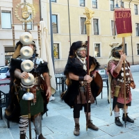 Foto Nicoloro G. 13-14/10/2018 Ravenna Un corteo di legionari romani, nello specifico la Legio I Italica, ha attraversato le vie del centro cittadino. La Legio I Italica, voluta da Nerone e famosa per le numerose imprese compiute, si e' trasferita il giorno dopo presso il Museo Classis. Qui' ha allestito un accampamento di tende e ha intrattenuto il numeroso pubblico illustrando le abitudini del corpo militare, le consuetudini dell' epoca e organizzando i bambini a ' giocare ai legionari '. La Legio I Italica da' il nome anche all' associazione di Villadose ( Rovigo )che organizza simili eeventi e spesso viene usata per rievocazioni storiche e divulgazione archeologica. nella foto tre portatori d' insegne.