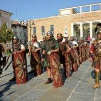 Foto Nicoloro G. 13-14/10/2018 Ravenna Un corteo di legionari romani, nello specifico la Legio I Italica, ha attraversato le vie del centro cittadino. La Legio I Italica, voluta da Nerone e famosa per le numerose imprese compiute, si e' trasferita il giorno dopo presso il Museo Classis. Qui' ha allestito un accampamento di tende e ha intrattenuto il numeroso pubblico illustrando le abitudini del corpo militare, le consuetudini dell' epoca e organizzando i bambini a ' giocare ai legionari '. La Legio I Italica da' il nome anche all' associazione di Villadose ( Rovigo )che organizza simili eeventi e spesso viene usata per rievocazioni storiche e divulgazione archeologica. nella foto uno schieramento.