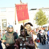 Foto Nicoloro G. 13-14/10/2018 Ravenna Un corteo di legionari romani, nello specifico la Legio I Italica, ha attraversato le vie del centro cittadino. La Legio I Italica, voluta da Nerone e famosa per le numerose imprese compiute, si e' trasferita il giorno dopo presso il Museo Classis. Qui' ha allestito un accampamento di tende e ha intrattenuto il numeroso pubblico illustrando le abitudini del corpo militare, le consuetudini dell' epoca e organizzando i bambini a ' giocare ai legionari '. La Legio I Italica da' il nome anche all' associazione di Villadose ( Rovigo )che organizza simili eeventi e spesso viene usata per rievocazioni storiche e divulgazione archeologica. nella foto il corteo per le vie cittadine.