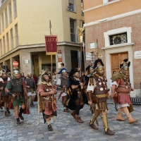 Foto Nicoloro G. 13-14/10/2018 Ravenna Un corteo di legionari romani, nello specifico la Legio I Italica, ha attraversato le vie del centro cittadino. La Legio I Italica, voluta da Nerone e famosa per le numerose imprese compiute, si e' trasferita il giorno dopo presso il Museo Classis. Qui' ha allestito un accampamento di tende e ha intrattenuto il numeroso pubblico illustrando le abitudini del corpo militare, le consuetudini dell' epoca e organizzando i bambini a ' giocare ai legionari '. La Legio I Italica da' il nome anche all' associazione di Villadose ( Rovigo )che organizza simili eeventi e spesso viene usata per rievocazioni storiche e divulgazione archeologica. nella foto il corteo per le vie cittadine.