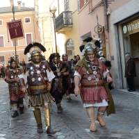 Foto Nicoloro G. 13-14/10/2018 Ravenna Un corteo di legionari romani, nello specifico la Legio I Italica, ha attraversato le vie del centro cittadino. La Legio I Italica, voluta da Nerone e famosa per le numerose imprese compiute, si e' trasferita il giorno dopo presso il Museo Classis. Qui' ha allestito un accampamento di tende e ha intrattenuto il numeroso pubblico illustrando le abitudini del corpo militare, le consuetudini dell' epoca e organizzando i bambini a ' giocare ai legionari '. La Legio I Italica da' il nome anche all' associazione di Villadose ( Rovigo )che organizza simili eeventi e spesso viene usata per rievocazioni storiche e divulgazione archeologica. nella foto il corteo per le vie cittadine.