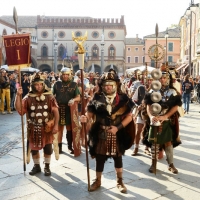 Foto Nicoloro G. 13-14/10/2018 Ravenna Un corteo di legionari romani, nello specifico la Legio I Italica, ha attraversato le vie del centro cittadino. La Legio I Italica, voluta da Nerone e famosa per le numerose imprese compiute, si e' trasferita il giorno dopo presso il Museo Classis. Qui' ha allestito un accampamento di tende e ha intrattenuto il numeroso pubblico illustrando le abitudini del corpo militare, le consuetudini dell' epoca e organizzando i bambini a ' giocare ai legionari '. La Legio I Italica da' il nome anche all' associazione di Villadose ( Rovigo )che organizza simili eeventi e spesso viene usata per rievocazioni storiche e divulgazione archeologica. nella foto il corteo per le vie cittadine.