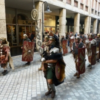Foto Nicoloro G. 13-14/10/2018 Ravenna Un corteo di legionari romani, nello specifico la Legio I Italica, ha attraversato le vie del centro cittadino. La Legio I Italica, voluta da Nerone e famosa per le numerose imprese compiute, si e' trasferita il giorno dopo presso il Museo Classis. Qui' ha allestito un accampamento di tende e ha intrattenuto il numeroso pubblico illustrando le abitudini del corpo militare, le consuetudini dell' epoca e organizzando i bambini a ' giocare ai legionari '. La Legio I Italica da' il nome anche all' associazione di Villadose ( Rovigo )che organizza simili eeventi e spesso viene usata per rievocazioni storiche e divulgazione archeologica. nella foto il corteo per le vie cittadine.