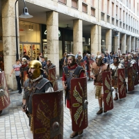 Foto Nicoloro G. 13-14/10/2018 Ravenna Un corteo di legionari romani, nello specifico la Legio I Italica, ha attraversato le vie del centro cittadino. La Legio I Italica, voluta da Nerone e famosa per le numerose imprese compiute, si e' trasferita il giorno dopo presso il Museo Classis. Qui' ha allestito un accampamento di tende e ha intrattenuto il numeroso pubblico illustrando le abitudini del corpo militare, le consuetudini dell' epoca e organizzando i bambini a ' giocare ai legionari '. La Legio I Italica da' il nome anche all' associazione di Villadose ( Rovigo )che organizza simili eeventi e spesso viene usata per rievocazioni storiche e divulgazione archeologica. nella foto il corteo per le vie cittadine.