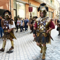 Foto Nicoloro G. 13-14/10/2018 Ravenna Un corteo di legionari romani, nello specifico la Legio I Italica, ha attraversato le vie del centro cittadino. La Legio I Italica, voluta da Nerone e famosa per le numerose imprese compiute, si e' trasferita il giorno dopo presso il Museo Classis. Qui' ha allestito un accampamento di tende e ha intrattenuto il numeroso pubblico illustrando le abitudini del corpo militare, le consuetudini dell' epoca e organizzando i bambini a ' giocare ai legionari '. La Legio I Italica da' il nome anche all' associazione di Villadose ( Rovigo )che organizza simili eeventi e spesso viene usata per rievocazioni storiche e divulgazione archeologica. nella foto il corteo per le vie cittadine.