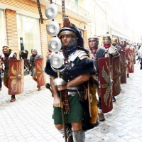 Foto Nicoloro G. 13-14/10/2018 Ravenna Un corteo di legionari romani, nello specifico la Legio I Italica, ha attraversato le vie del centro cittadino. La Legio I Italica, voluta da Nerone e famosa per le numerose imprese compiute, si e\' trasferita il giorno dopo presso il Museo Classis. Qui\' ha allestito un accampamento di tende e ha intrattenuto il numeroso pubblico illustrando le abitudini del corpo militare, le consuetudini dell\' epoca e organizzando i bambini a \' giocare ai legionari \'. La Legio I Italica da\' il nome anche all\' associazione di Villadose ( Rovigo )che organizza simili eeventi e spesso viene usata per rievocazioni storiche e divulgazione archeologica. nella foto il corteo per le vie cittadine.