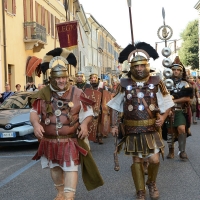 Foto Nicoloro G. 13-14/10/2018 Ravenna Un corteo di legionari romani, nello specifico la Legio I Italica, ha attraversato le vie del centro cittadino. La Legio I Italica, voluta da Nerone e famosa per le numerose imprese compiute, si e\' trasferita il giorno dopo presso il Museo Classis. Qui\' ha allestito un accampamento di tende e ha intrattenuto il numeroso pubblico illustrando le abitudini del corpo militare, le consuetudini dell\' epoca e organizzando i bambini a \' giocare ai legionari \'. La Legio I Italica da\' il nome anche all\' associazione di Villadose ( Rovigo )che organizza simili eeventi e spesso viene usata per rievocazioni storiche e divulgazione archeologica. nella foto il corteo per le vie cittadine.