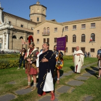 Foto Nicoloro G. 13-14/10/2018 Ravenna Un corteo di legionari romani, nello specifico la Legio I Italica, ha attraversato le vie del centro cittadino. La Legio I Italica, voluta da Nerone e famosa per le numerose imprese compiute, si e\' trasferita il giorno dopo presso il Museo Classis. Qui\' ha allestito un accampamento di tende e ha intrattenuto il numeroso pubblico illustrando le abitudini del corpo militare, le consuetudini dell\' epoca e organizzando i bambini a \' giocare ai legionari \'. La Legio I Italica da\' il nome anche all\' associazione di Villadose ( Rovigo )che organizza simili eeventi e spesso viene usata per rievocazioni storiche e divulgazione archeologica. nella foto un figurante nel ruolo dell\' imperatore Claudio.