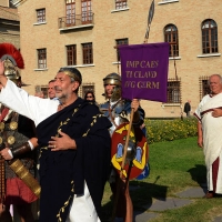 Foto Nicoloro G. 13-14/10/2018 Ravenna Un corteo di legionari romani, nello specifico la Legio I Italica, ha attraversato le vie del centro cittadino. La Legio I Italica, voluta da Nerone e famosa per le numerose imprese compiute, si e' trasferita il giorno dopo presso il Museo Classis. Qui' ha allestito un accampamento di tende e ha intrattenuto il numeroso pubblico illustrando le abitudini del corpo militare, le consuetudini dell' epoca e organizzando i bambini a ' giocare ai legionari '. La Legio I Italica da' il nome anche all' associazione di Villadose ( Rovigo )che organizza simili eeventi e spesso viene usata per rievocazioni storiche e divulgazione archeologica. nella foto un figurante nel ruolo dell' imperatore Claudio.