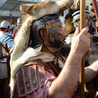 Foto Nicoloro G. 13-14/10/2018 Ravenna Un corteo di legionari romani, nello specifico la Legio I Italica, ha attraversato le vie del centro cittadino. La Legio I Italica, voluta da Nerone e famosa per le numerose imprese compiute, si e' trasferita il giorno dopo presso il Museo Classis. Qui' ha allestito un accampamento di tende e ha intrattenuto il numeroso pubblico illustrando le abitudini del corpo militare, le consuetudini dell' epoca e organizzando i bambini a ' giocare ai legionari '. La Legio I Italica da' il nome anche all' associazione di Villadose ( Rovigo )che organizza simili eeventi e spesso viene usata per rievocazioni storiche e divulgazione archeologica. nella foto un legionario.