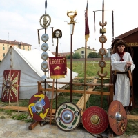 Foto Nicoloro G. 13-14/10/2018 Ravenna Un corteo di legionari romani, nello specifico la Legio I Italica, ha attraversato le vie del centro cittadino. La Legio I Italica, voluta da Nerone e famosa per le numerose imprese compiute, si e' trasferita il giorno dopo presso il Museo Classis. Qui' ha allestito un accampamento di tende e ha intrattenuto il numeroso pubblico illustrando le abitudini del corpo militare, le consuetudini dell' epoca e organizzando i bambini a ' giocare ai legionari '. La Legio I Italica da' il nome anche all' associazione di Villadose ( Rovigo )che organizza simili eeventi e spesso viene usata per rievocazioni storiche e divulgazione archeologica. nella foto scene nell' accampamento.