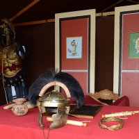 Foto Nicoloro G. 13-14/10/2018 Ravenna Un corteo di legionari romani, nello specifico la Legio I Italica, ha attraversato le vie del centro cittadino. La Legio I Italica, voluta da Nerone e famosa per le numerose imprese compiute, si e' trasferita il giorno dopo presso il Museo Classis. Qui' ha allestito un accampamento di tende e ha intrattenuto il numeroso pubblico illustrando le abitudini del corpo militare, le consuetudini dell' epoca e organizzando i bambini a ' giocare ai legionari '. La Legio I Italica da' il nome anche all' associazione di Villadose ( Rovigo )che organizza simili eeventi e spesso viene usata per rievocazioni storiche e divulgazione archeologica. nella foto l' interno della tenda del generale.