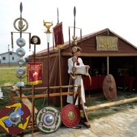 Foto Nicoloro G. 13-14/10/2018 Ravenna Un corteo di legionari romani, nello specifico la Legio I Italica, ha attraversato le vie del centro cittadino. La Legio I Italica, voluta da Nerone e famosa per le numerose imprese compiute, si e' trasferita il giorno dopo presso il Museo Classis. Qui' ha allestito un accampamento di tende e ha intrattenuto il numeroso pubblico illustrando le abitudini del corpo militare, le consuetudini dell' epoca e organizzando i bambini a ' giocare ai legionari '. La Legio I Italica da' il nome anche all' associazione di Villadose ( Rovigo )che organizza simili eeventi e spesso viene usata per rievocazioni storiche e divulgazione archeologica. nella foto scene nell' accampamento.
