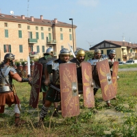 Foto Nicoloro G. 13-14/10/2018 Ravenna Un corteo di legionari romani, nello specifico la Legio I Italica, ha attraversato le vie del centro cittadino. La Legio I Italica, voluta da Nerone e famosa per le numerose imprese compiute, si e' trasferita il giorno dopo presso il Museo Classis. Qui' ha allestito un accampamento di tende e ha intrattenuto il numeroso pubblico illustrando le abitudini del corpo militare, le consuetudini dell' epoca e organizzando i bambini a ' giocare ai legionari '. La Legio I Italica da' il nome anche all' associazione di Villadose ( Rovigo )che organizza simili eeventi e spesso viene usata per rievocazioni storiche e divulgazione archeologica. nella foto formazione in addestramento.