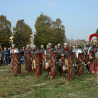 Foto Nicoloro G. 13-14/10/2018 Ravenna Un corteo di legionari romani, nello specifico la Legio I Italica, ha attraversato le vie del centro cittadino. La Legio I Italica, voluta da Nerone e famosa per le numerose imprese compiute, si e' trasferita il giorno dopo presso il Museo Classis. Qui' ha allestito un accampamento di tende e ha intrattenuto il numeroso pubblico illustrando le abitudini del corpo militare, le consuetudini dell' epoca e organizzando i bambini a ' giocare ai legionari '. La Legio I Italica da' il nome anche all' associazione di Villadose ( Rovigo )che organizza simili eeventi e spesso viene usata per rievocazioni storiche e divulgazione archeologica. nella foto formazione in addestramento.