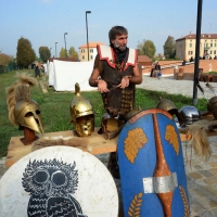 Foto Nicoloro G. 13-14/10/2018 Ravenna Un corteo di legionari romani, nello specifico la Legio I Italica, ha attraversato le vie del centro cittadino. La Legio I Italica, voluta da Nerone e famosa per le numerose imprese compiute, si e' trasferita il giorno dopo presso il Museo Classis. Qui' ha allestito un accampamento di tende e ha intrattenuto il numeroso pubblico illustrando le abitudini del corpo militare, le consuetudini dell' epoca e organizzando i bambini a ' giocare ai legionari '. La Legio I Italica da' il nome anche all' associazione di Villadose ( Rovigo )che organizza simili eeventi e spesso viene usata per rievocazioni storiche e divulgazione archeologica. nella foto alcuni elmi e scudi.