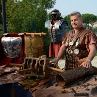 Foto Nicoloro G. 13-14/10/2018 Ravenna Un corteo di legionari romani, nello specifico la Legio I Italica, ha attraversato le vie del centro cittadino. La Legio I Italica, voluta da Nerone e famosa per le numerose imprese compiute, si e' trasferita il giorno dopo presso il Museo Classis. Qui' ha allestito un accampamento di tende e ha intrattenuto il numeroso pubblico illustrando le abitudini del corpo militare, le consuetudini dell' epoca e organizzando i bambini a ' giocare ai legionari '. La Legio I Italica da' il nome anche all' associazione di Villadose ( Rovigo )che organizza simili eeventi e spesso viene usata per rievocazioni storiche e divulgazione archeologica. nella foto un banco con corazze.