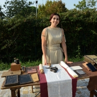 Foto Nicoloro G. 13-14/10/2018 Ravenna Un corteo di legionari romani, nello specifico la Legio I Italica, ha attraversato le vie del centro cittadino. La Legio I Italica, voluta da Nerone e famosa per le numerose imprese compiute, si e' trasferita il giorno dopo presso il Museo Classis. Qui' ha allestito un accampamento di tende e ha intrattenuto il numeroso pubblico illustrando le abitudini del corpo militare, le consuetudini dell' epoca e organizzando i bambini a ' giocare ai legionari '. La Legio I Italica da' il nome anche all' associazione di Villadose ( Rovigo )che organizza simili eeventi e spesso viene usata per rievocazioni storiche e divulgazione archeologica. nella foto esposizione di sistemi di scrittura.