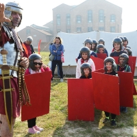 Foto Nicoloro G. 13-14/10/2018 Ravenna Un corteo di legionari romani, nello specifico la Legio I Italica, ha attraversato le vie del centro cittadino. La Legio I Italica, voluta da Nerone e famosa per le numerose imprese compiute, si e' trasferita il giorno dopo presso il Museo Classis. Qui' ha allestito un accampamento di tende e ha intrattenuto il numeroso pubblico illustrando le abitudini del corpo militare, le consuetudini dell' epoca e organizzando i bambini a ' giocare ai legionari '. La Legio I Italica da' il nome anche all' associazione di Villadose ( Rovigo )che organizza simili eeventi e spesso viene usata per rievocazioni storiche e divulgazione archeologica. nella foto alcuni bambini che giocano a fare i gladiatori.