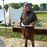 Foto Nicoloro G. 13-14/10/2018 Ravenna Un corteo di legionari romani, nello specifico la Legio I Italica, ha attraversato le vie del centro cittadino. La Legio I Italica, voluta da Nerone e famosa per le numerose imprese compiute, si e' trasferita il giorno dopo presso il Museo Classis. Qui' ha allestito un accampamento di tende e ha intrattenuto il numeroso pubblico illustrando le abitudini del corpo militare, le consuetudini dell' epoca e organizzando i bambini a ' giocare ai legionari '. La Legio I Italica da' il nome anche all' associazione di Villadose ( Rovigo )che organizza simili eeventi e spesso viene usata per rievocazioni storiche e divulgazione archeologica. nella foto scene nell' accampamento.