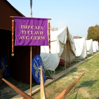 Foto Nicoloro G. 13-14/10/2018 Ravenna Un corteo di legionari romani, nello specifico la Legio I Italica, ha attraversato le vie del centro cittadino. La Legio I Italica, voluta da Nerone e famosa per le numerose imprese compiute, si e' trasferita il giorno dopo presso il Museo Classis. Qui' ha allestito un accampamento di tende e ha intrattenuto il numeroso pubblico illustrando le abitudini del corpo militare, le consuetudini dell' epoca e organizzando i bambini a ' giocare ai legionari '. La Legio I Italica da' il nome anche all' associazione di Villadose ( Rovigo )che organizza simili eeventi e spesso viene usata per rievocazioni storiche e divulgazione archeologica. nella foto l' insegna della Legione.