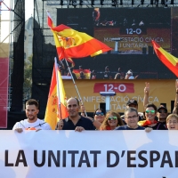 Foto Nicoloro G.   12/10/2017    Barcellona     Manifestazione con corteo degli unionisti per l' unita' della Spagna contro il progetto dell' indipendenza della Catalogna. nella foto lungo il corteo striscioni e cartelli per l' unita'.