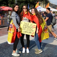 Foto Nicoloro G.   12/10/2017    Barcellona     Manifestazione con corteo degli unionisti per l' unita' della Spagna contro il progetto dell' indipendenza della Catalogna. tre giovani unioniste.