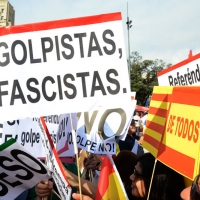 Foto Nicoloro G.   12/10/2017    Barcellona     Manifestazione con corteo degli unionisti per l' unita' della Spagna contro il progetto dell' indipendenza della Catalogna. nella foto lungo il corteo striscioni e cartelli per l' unita'.