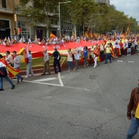 Foto Nicoloro G.   12/10/2017    Barcellona     Manifestazione con corteo degli unionisti per l' unita' della Spagna contro il progetto dell' indipendenza della Catalogna. nella foto un enorme bandiera sfila lungo il corteo.